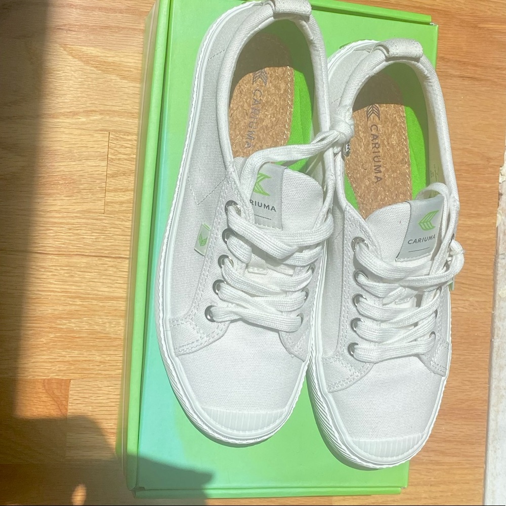 NWT Cariuma White Sneakers